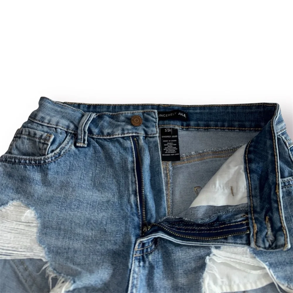 🛍️SALE🛍️ Sincerely Jules Women's Cut-Off Raw Hem Distressed Denim Shorts - Picture 5 of 8